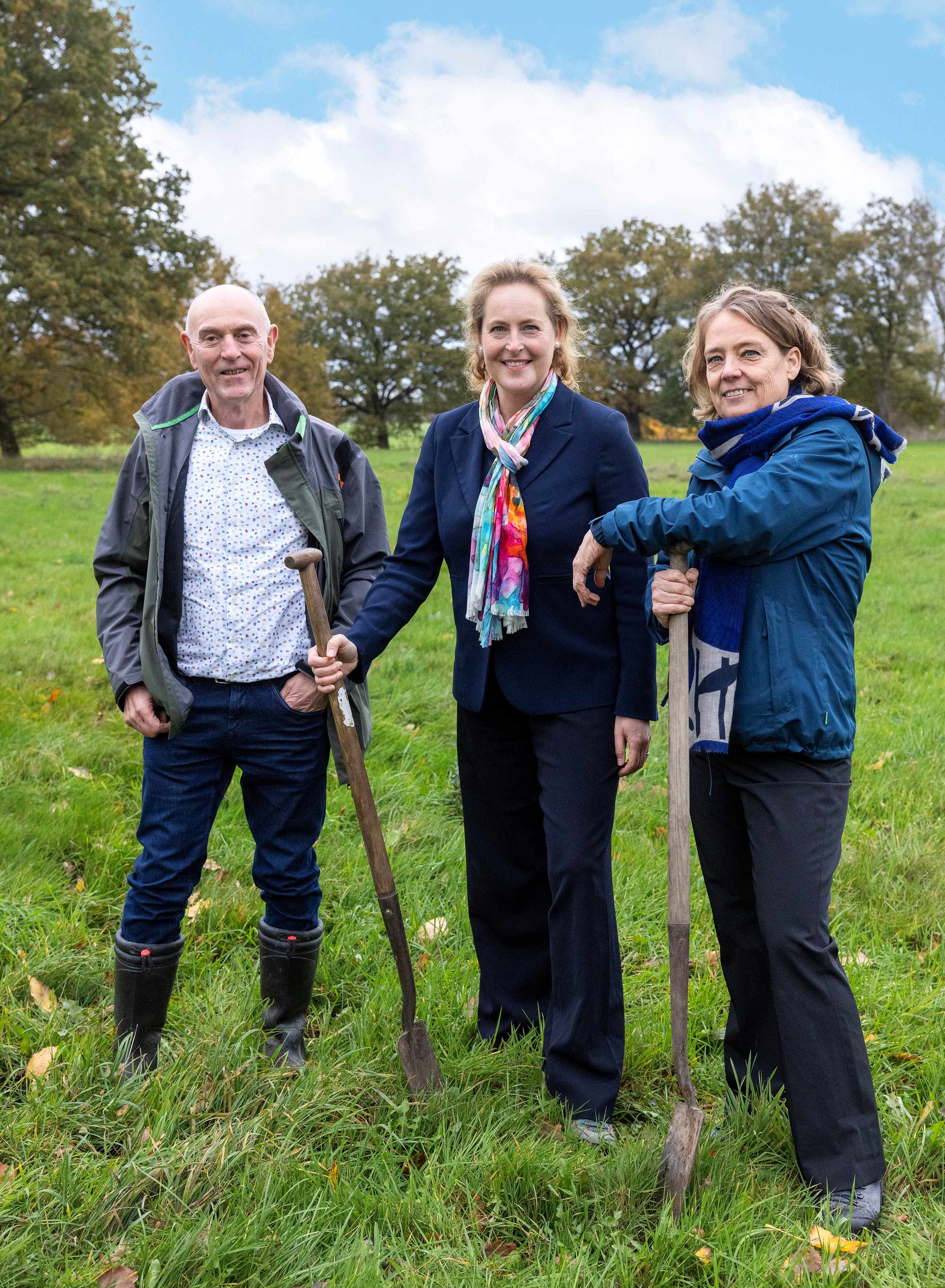 Jan Fenten (Staatsbosbeheer), gedeputeerde Hagar Roijackers (midden) en ARK-directeur Esther Blom plantten op 29 oktober 2025 drie bomen op een ARK-perceel in Vressel, als symbolische opmaat naar 50 hectare extra bos in Brabant. 