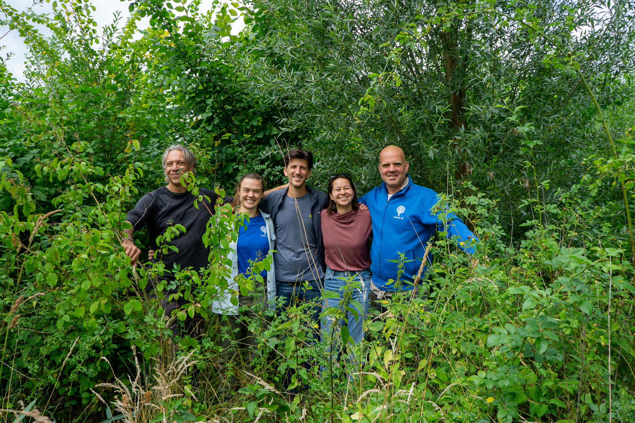 Vrijwilligers Trees for All tussen aanplant die vier jaar geleden is gezet.