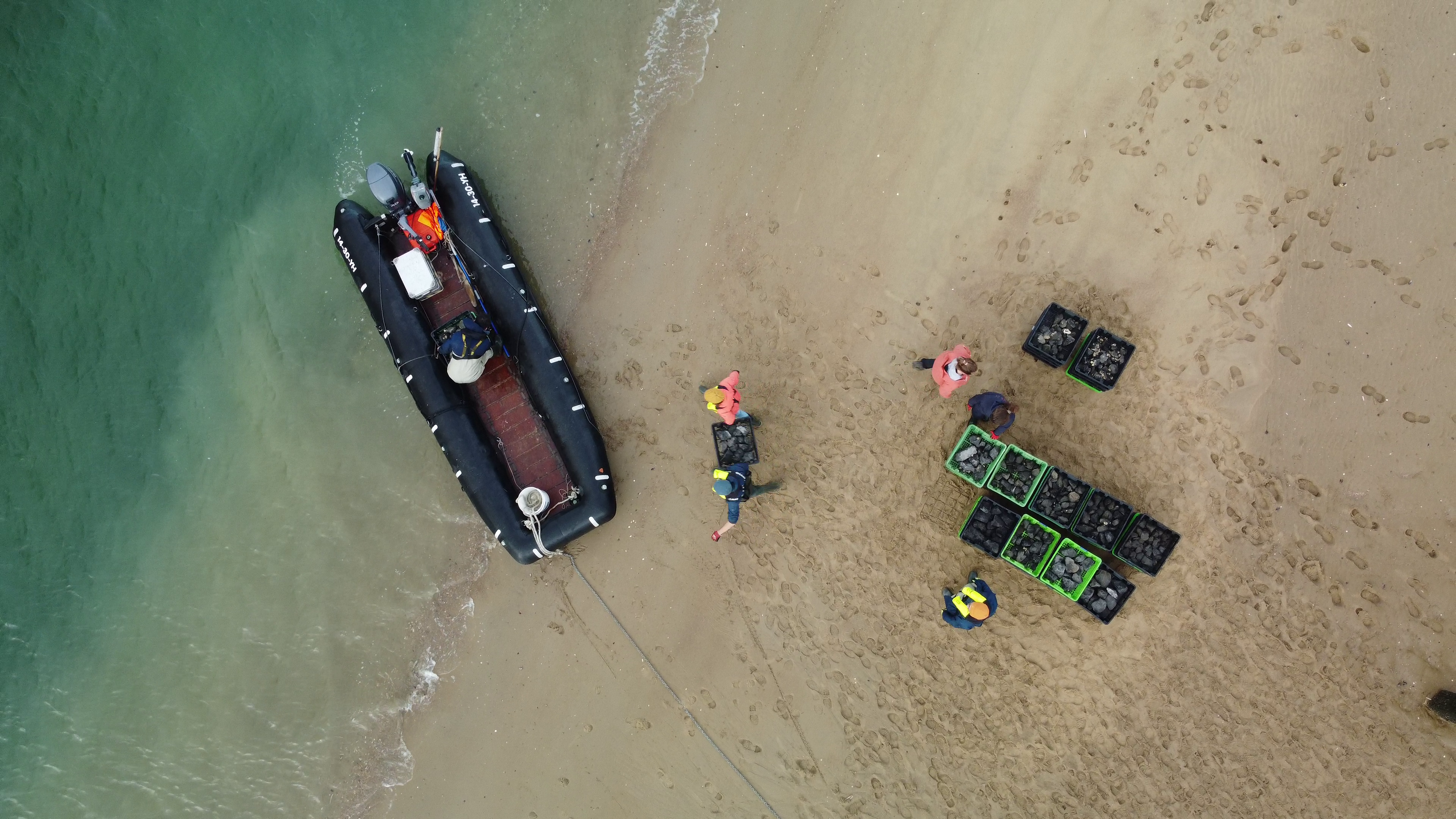 Boot in de branding, oesters gaan aan boord.