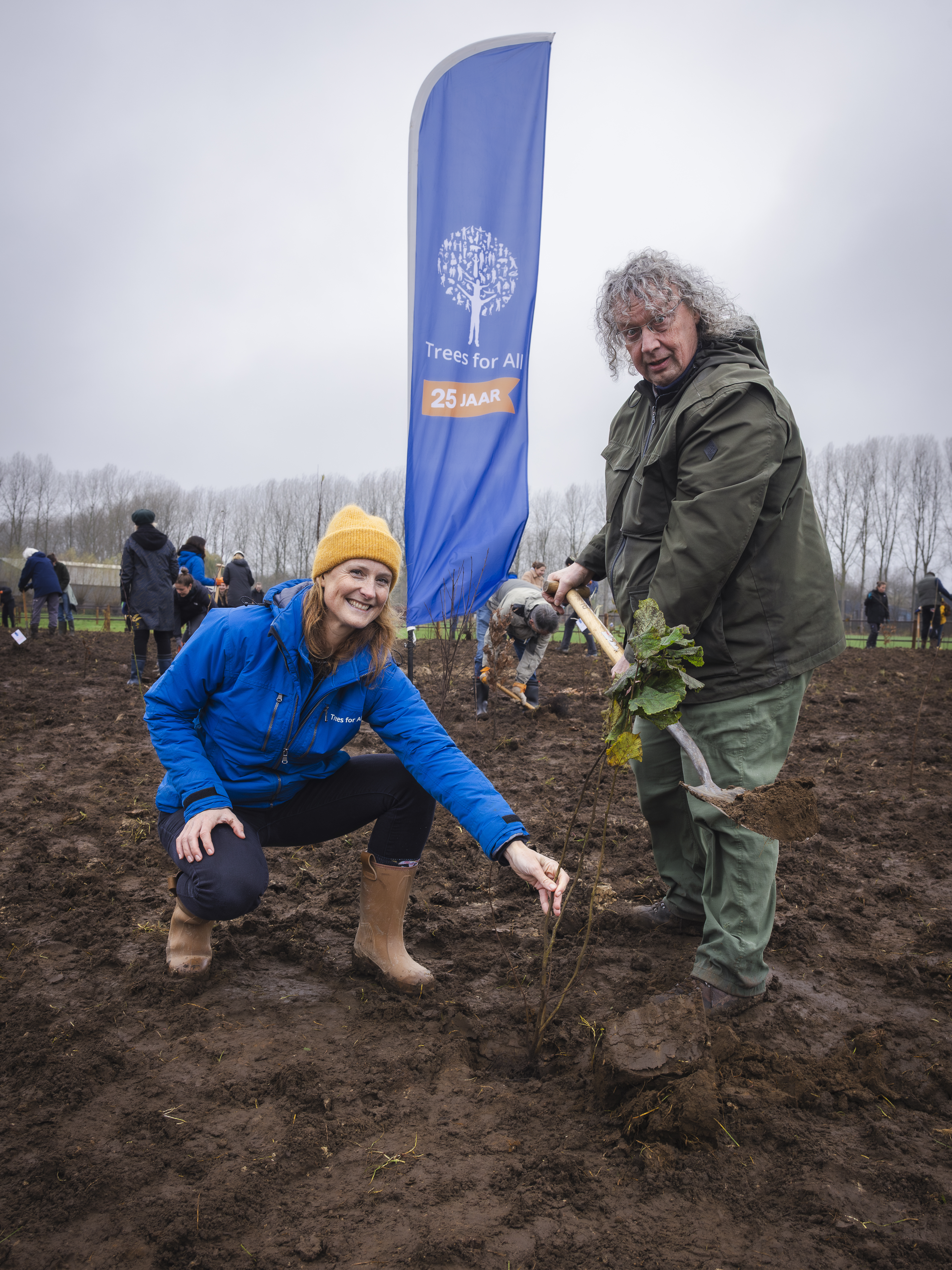 De symbolische aanplant van de 400.000ste boom door Marieke Romano namens Trees for All en Ger van den Oetelaar