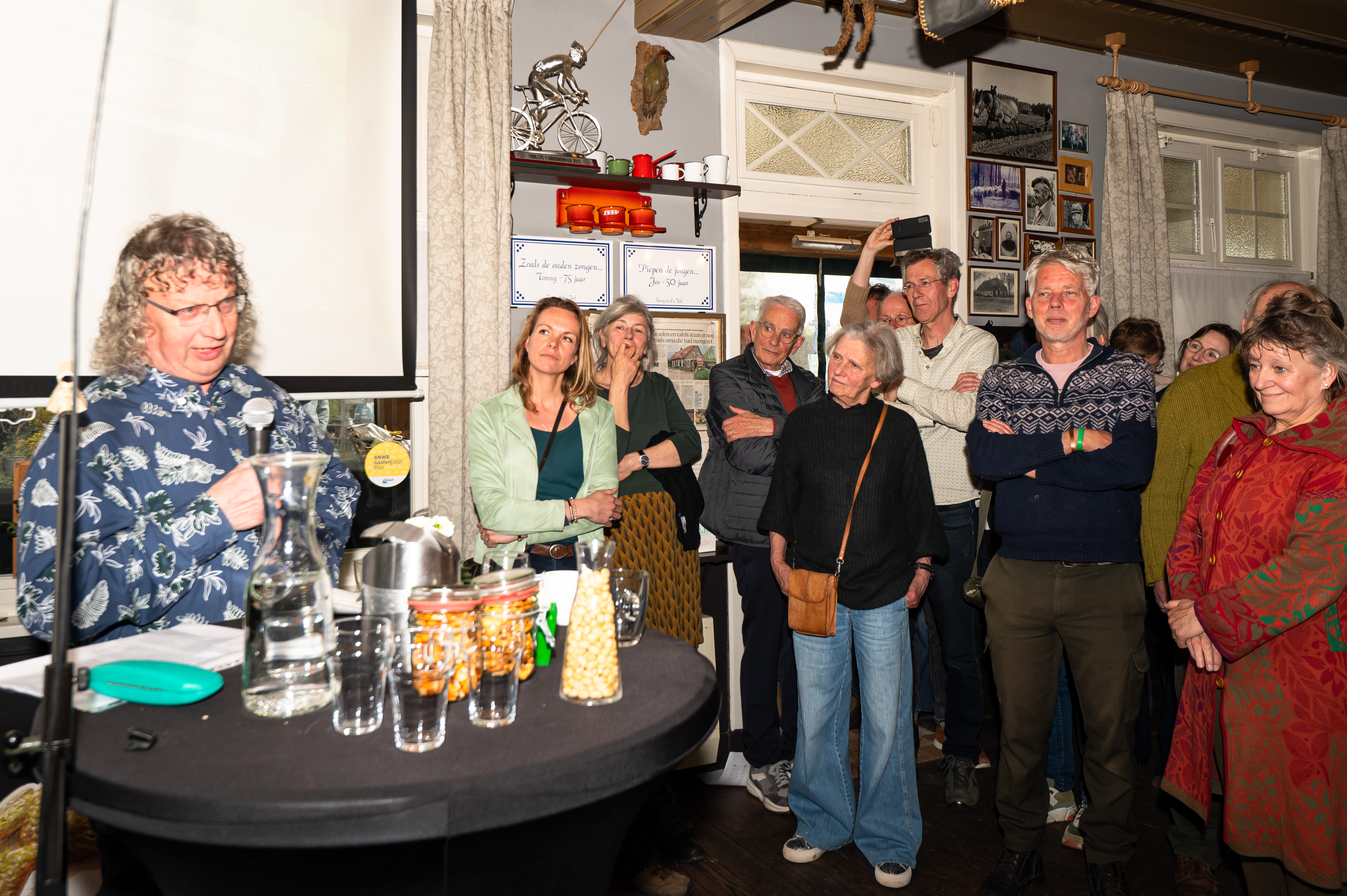 Ger spreekt de genodigden toe tijdens zijn afscheid