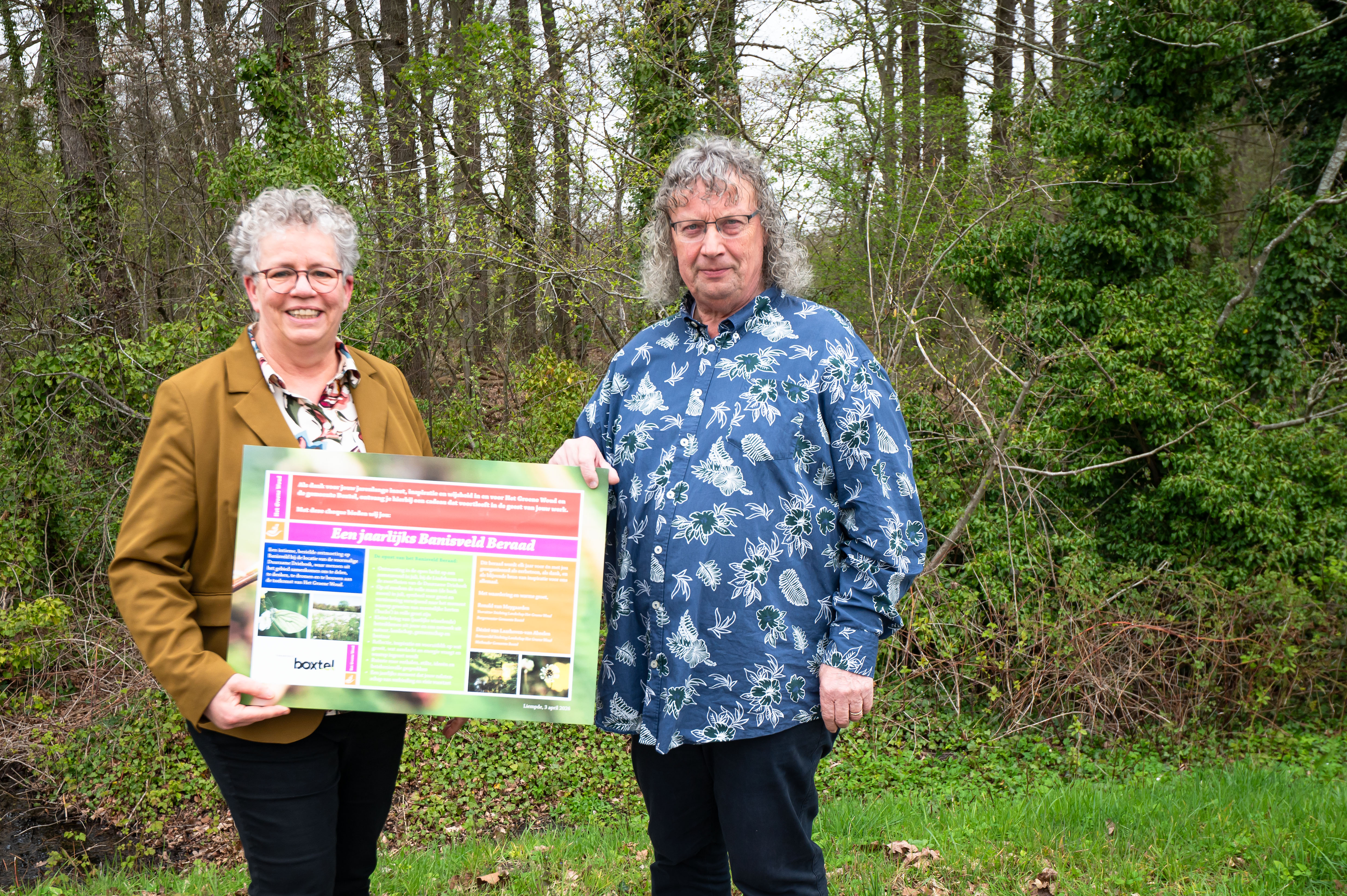 Desiré van Laarhoven biedt symbolisch Ger vd Oetelaar het Banisveld Beraad aan