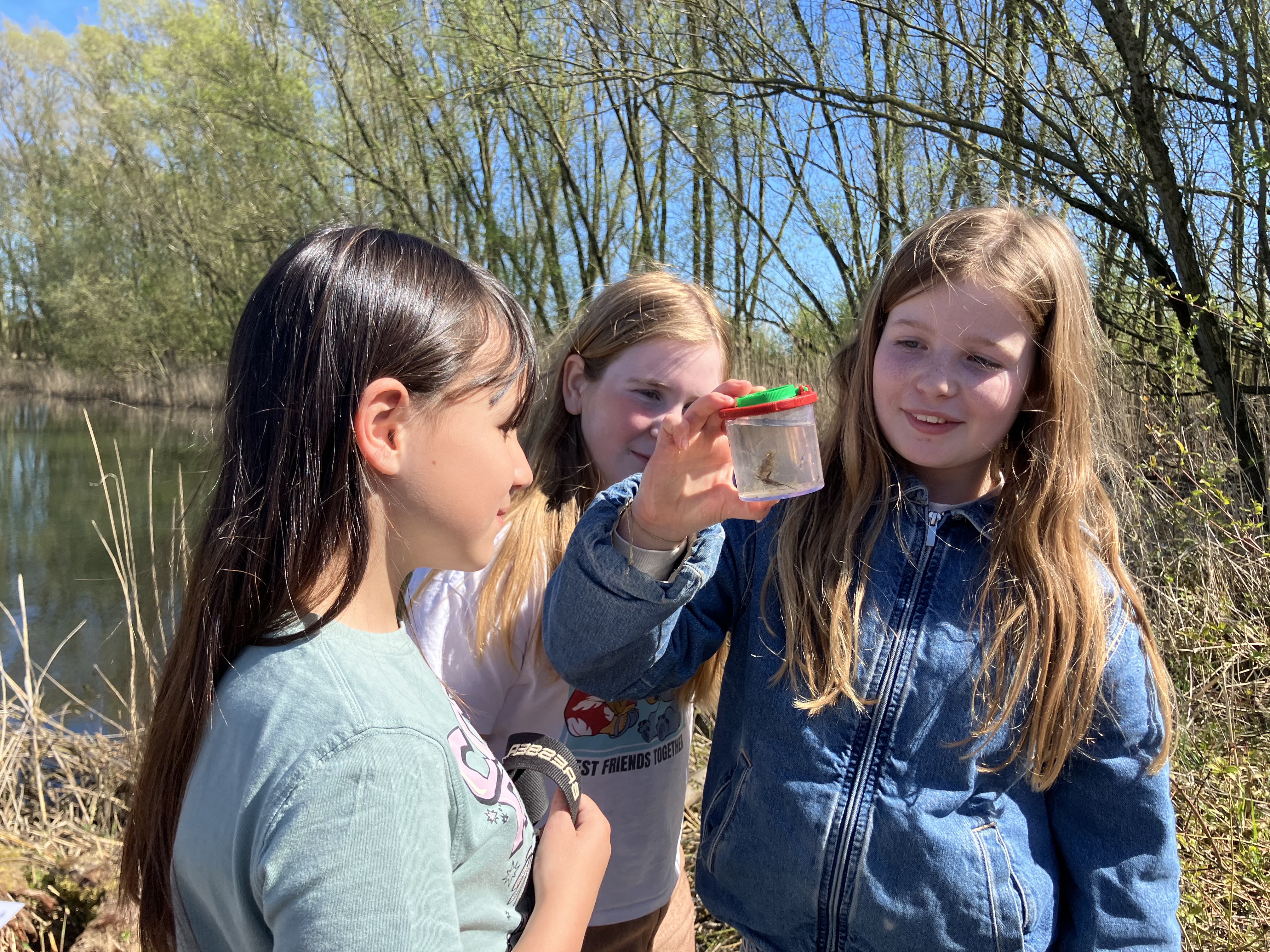 Scholieren ontdekken het onderwaterleven in de Ooijse Graaf