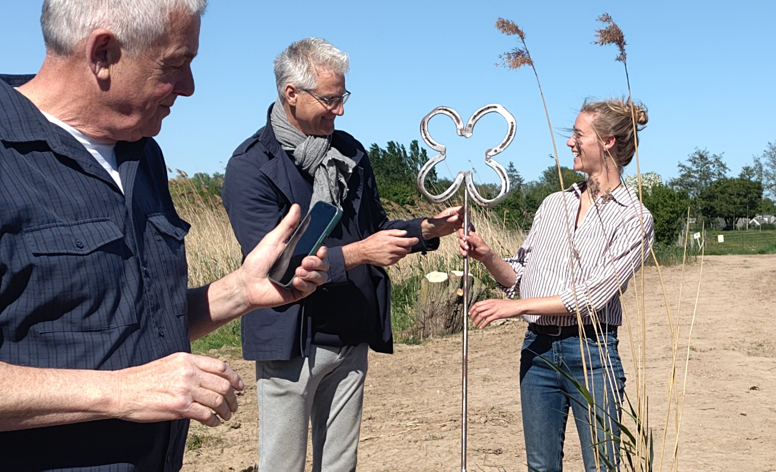 Lucy Dötig overhandigt 35 hectare aan Hoofd Staatsbosbeheer Gelderland, Arjan Sne