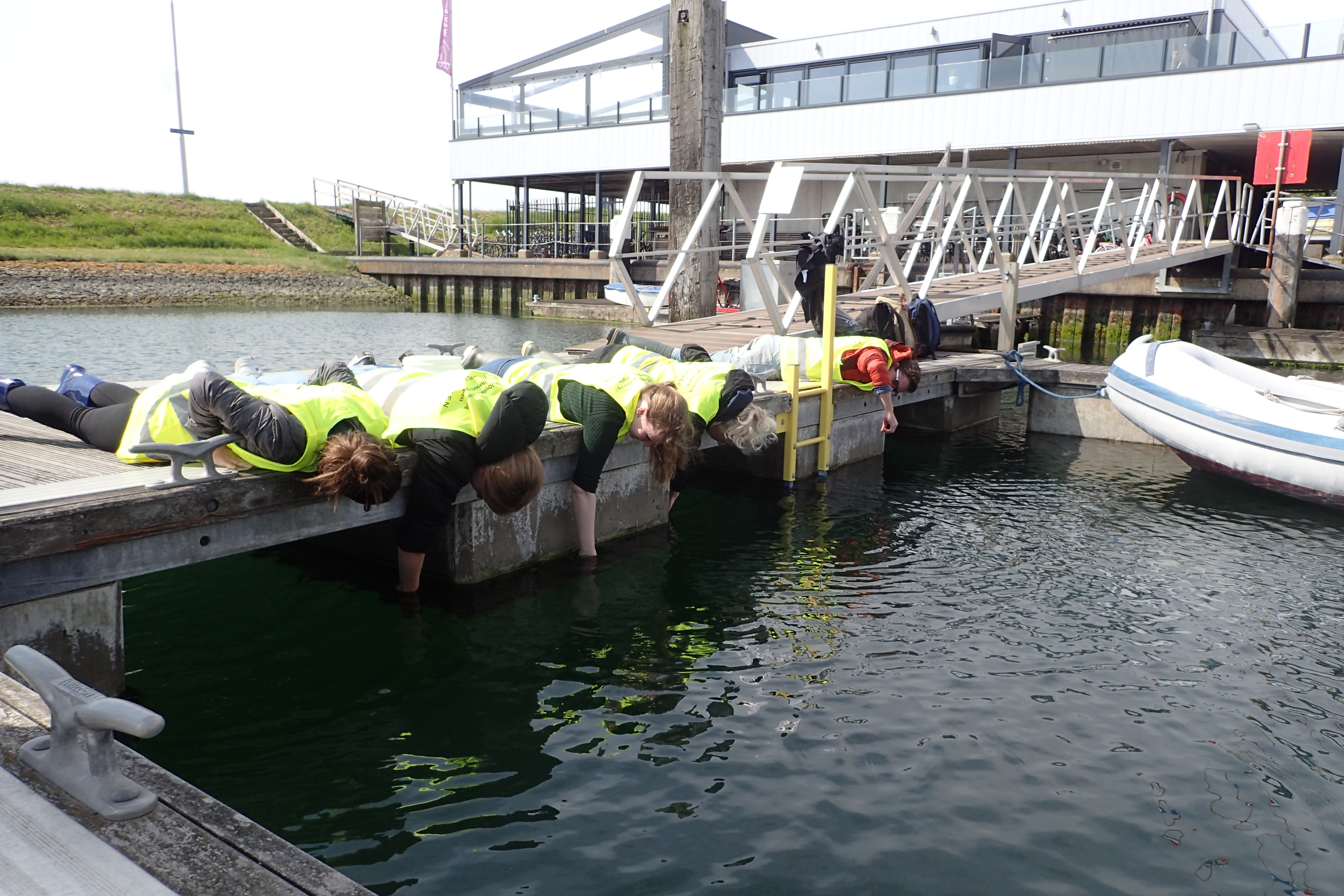 Studenten van de Wageningen Universiteit op pad langs de Oosterschelde en de Noordzee