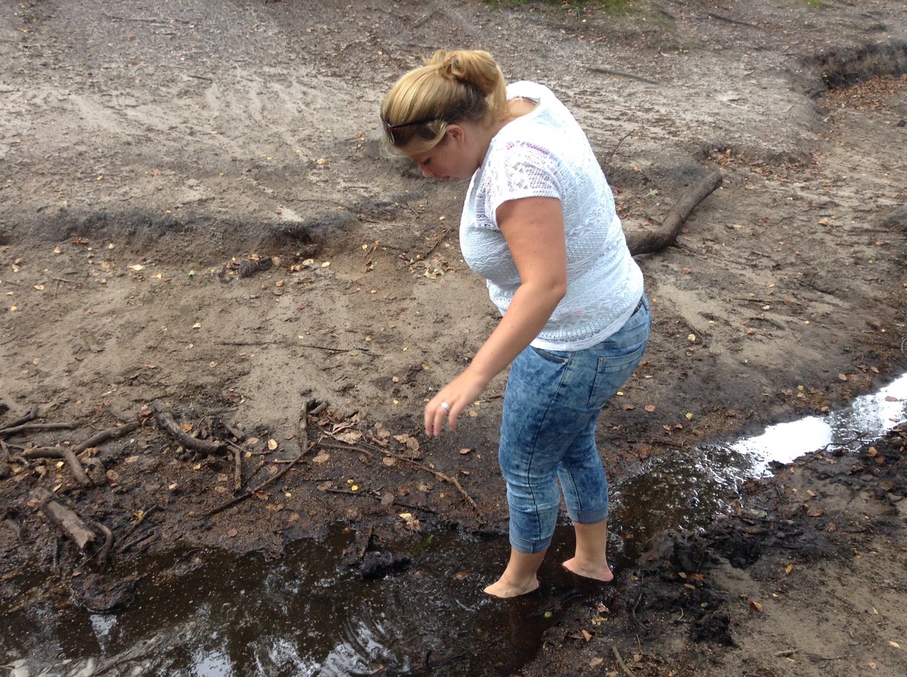 Pabo student met de voeten in de klei