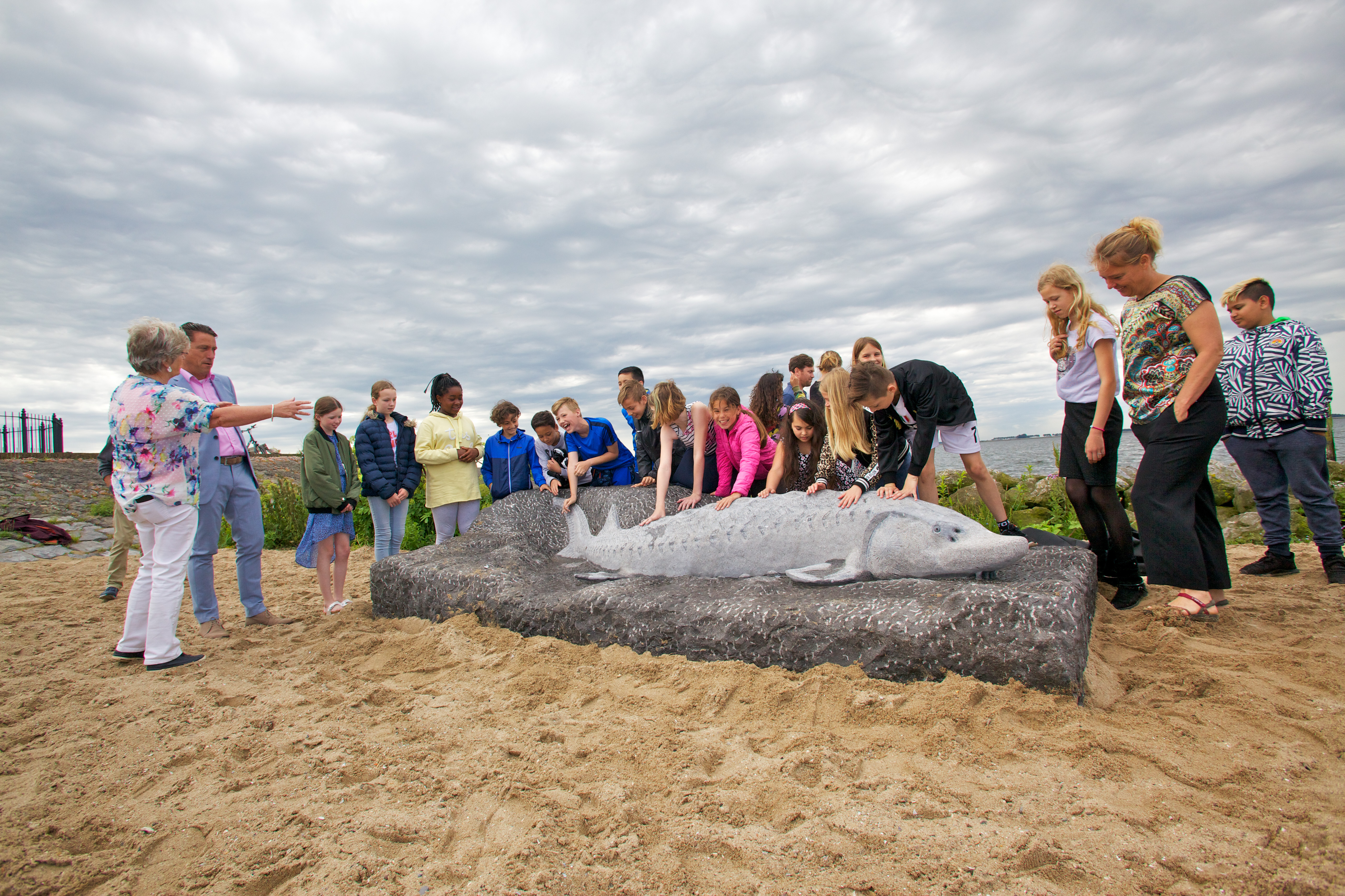 Standbeeld voor de steur aan het Haringvliet in Hellevoetsluis