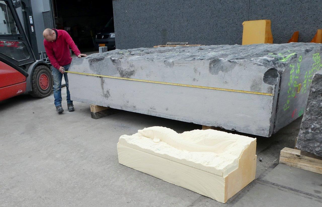 Natuurstenen blok voor steurenstandbeeld