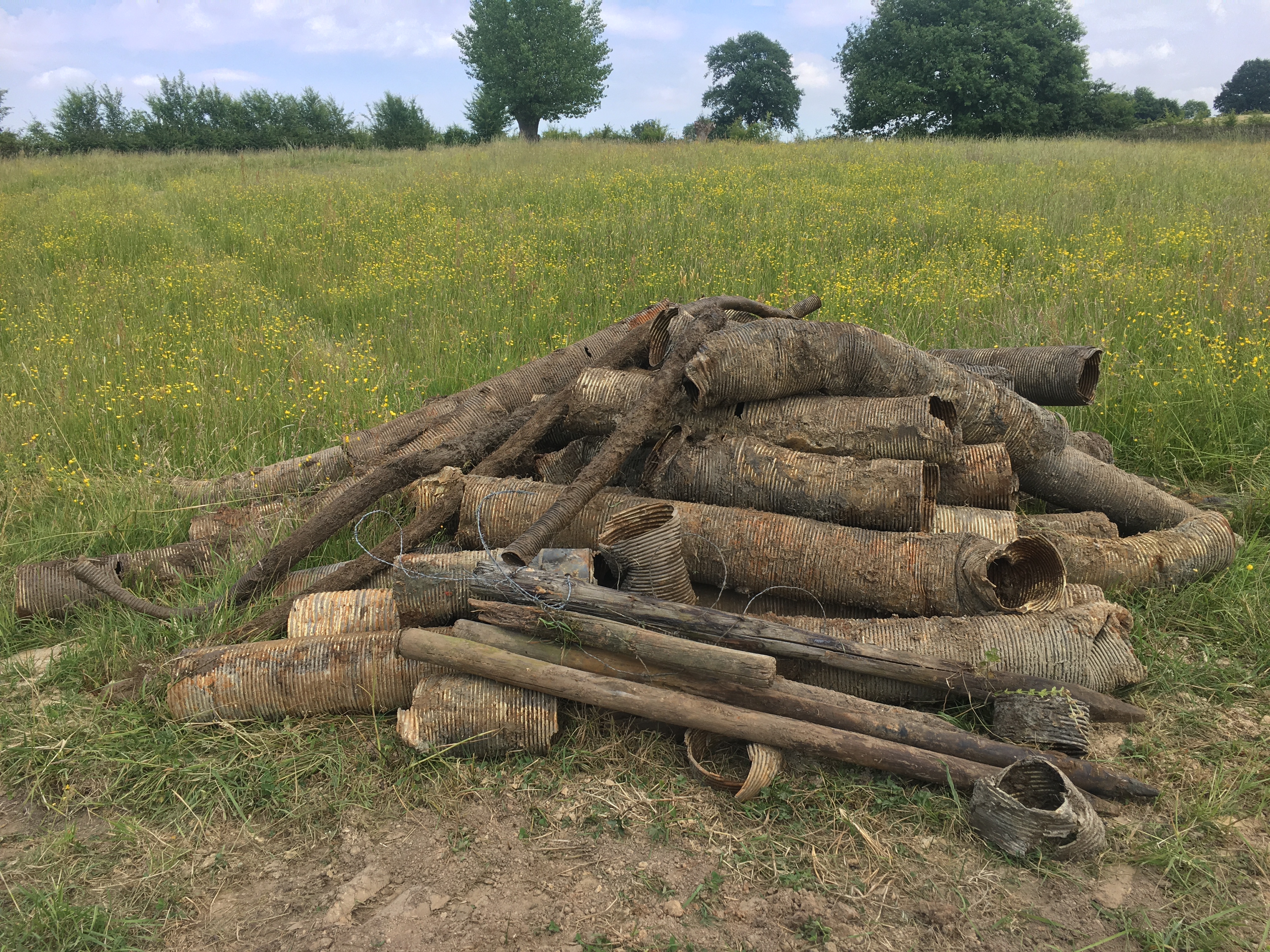 Drainagebuizen die uit de grond zijn gehaald (foto Imke Nabben/ARK)