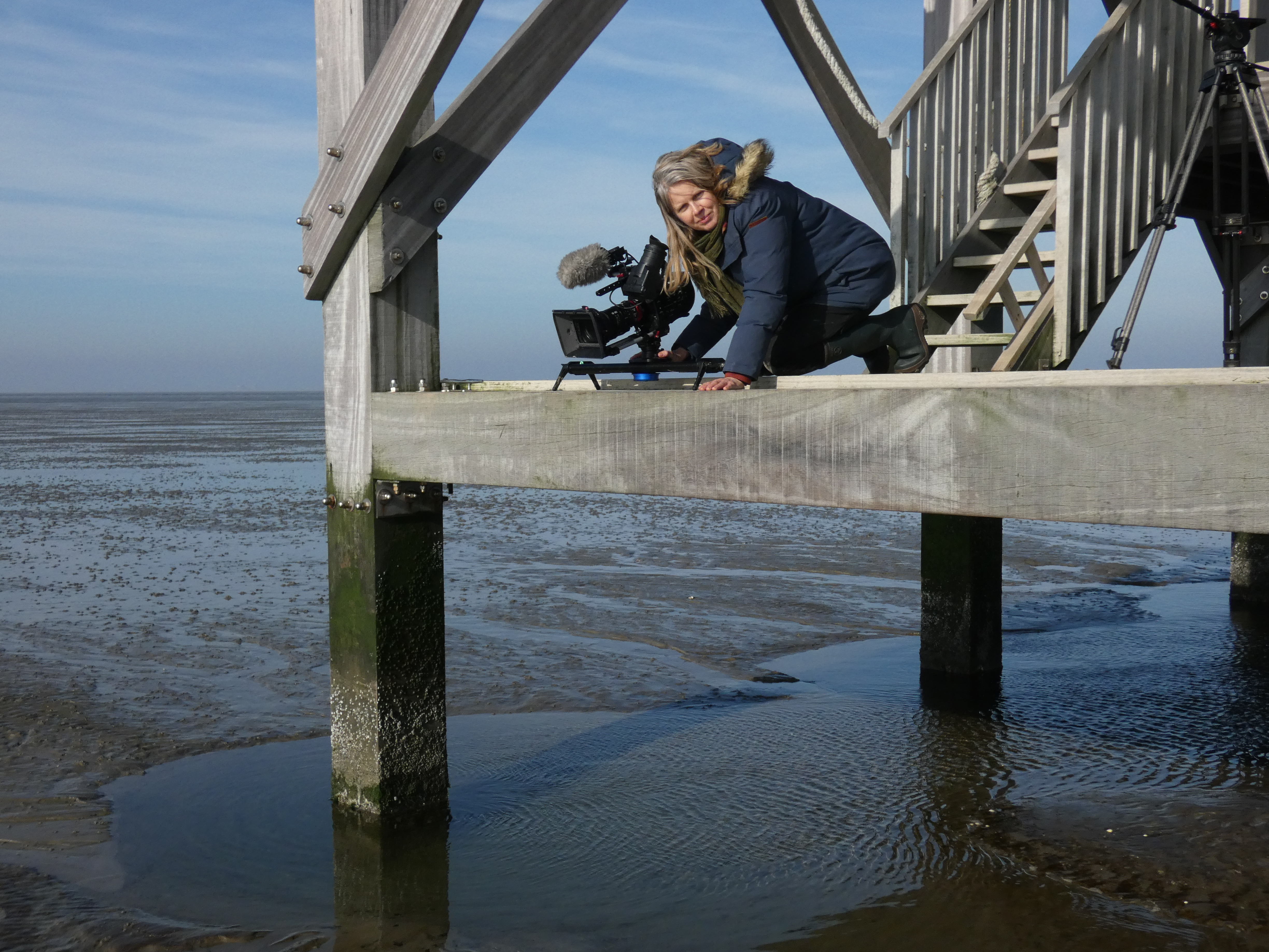 Filmer Monique Moors aan het werk op de Engelsmanplaat