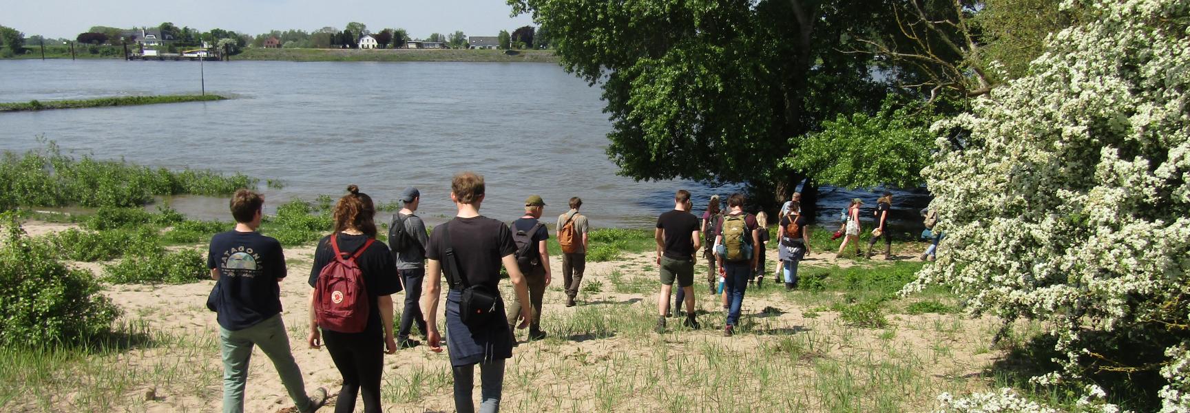 Jonge rewilders in de Millingerwaard