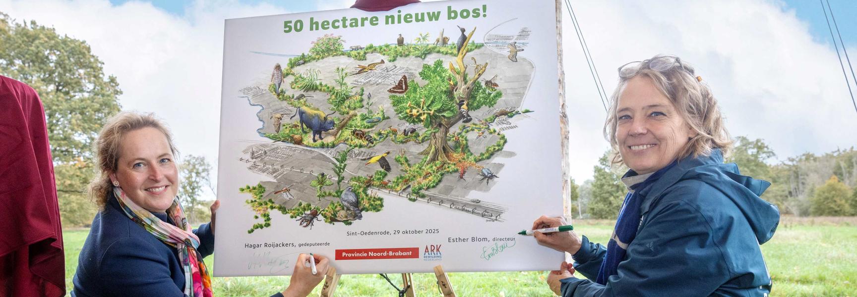 Gedeputeerde Hagar Roijackers (links) en ARK-directeur Esther Blom bekrachtigden op 29 oktober 2025 hun samenwerking bij de realisatie van 50 hectare extra bos in Brabant. 