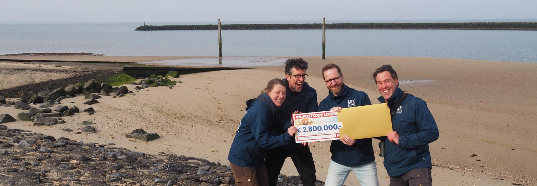 Noordzeeteam van ARK met cheque Postcode Loterij