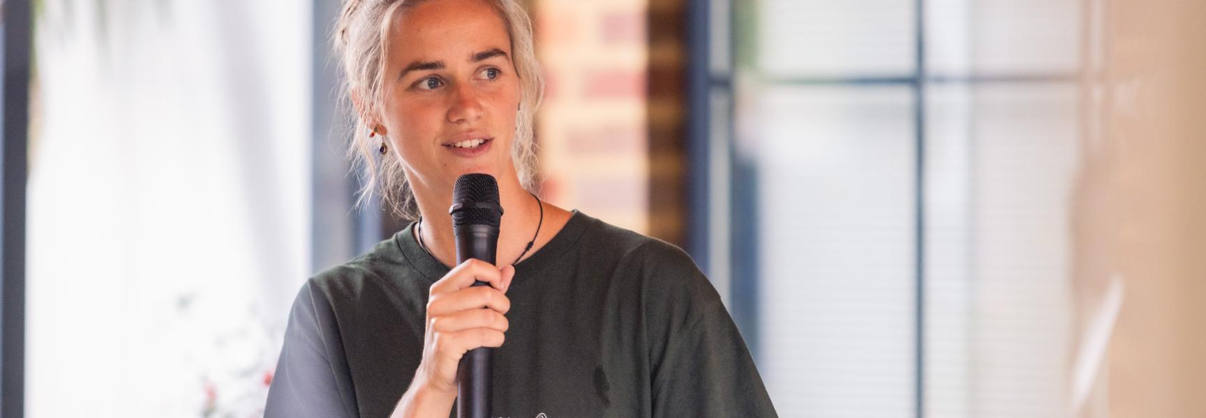 Lucy Dötig aan de slag met rewilding in de Ooijse Graaf