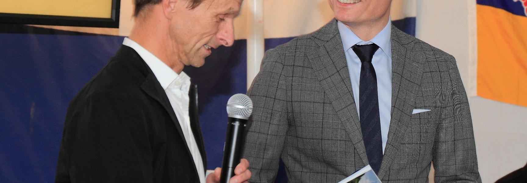 Jos Rademakers (L), directeur ARK Natuurontwikkeling, overhandigt eerste exemplaar van ‘Wild, weerbaar en waterveilig’ aan gedeputeerde Hubert Mackus. – foto: Ruud van Nooijen