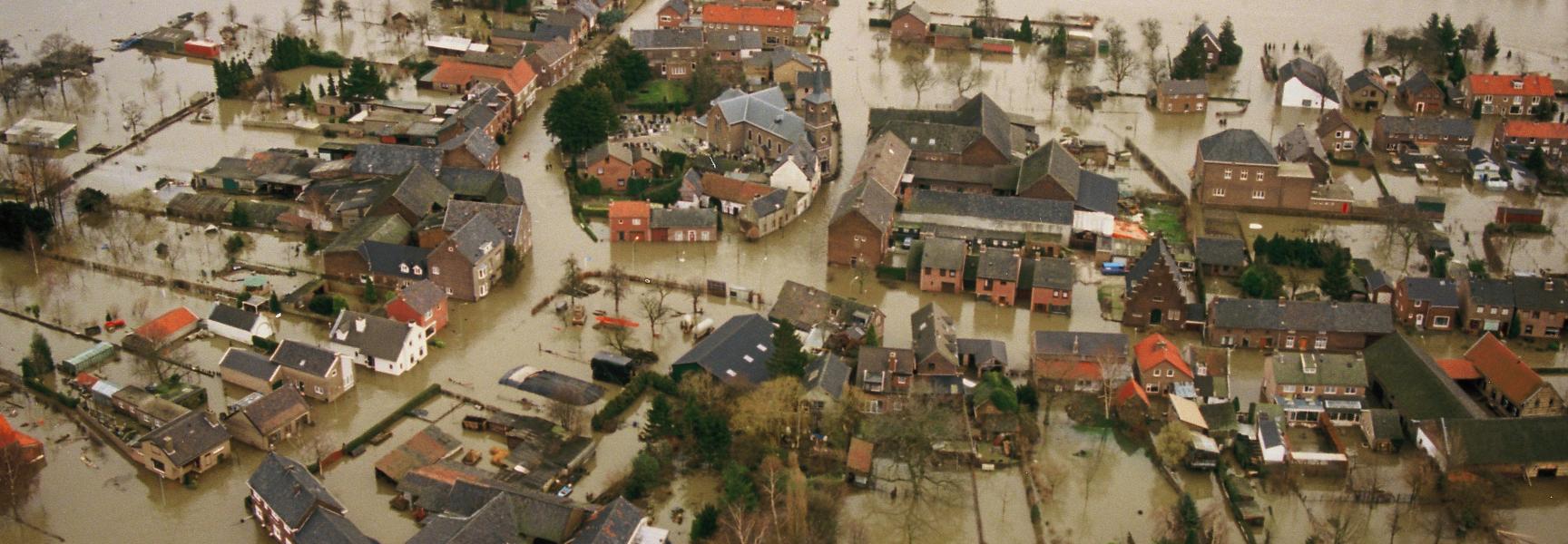 Hoogwater Itteren 1995 Foto Beeldbank Rijkswaterstaat Bart van Eyck
