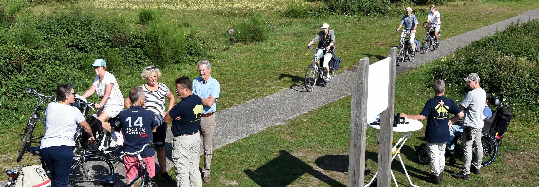 Fietsers bij uitkijkpunt Maashorst, foto: Martien van Dooren