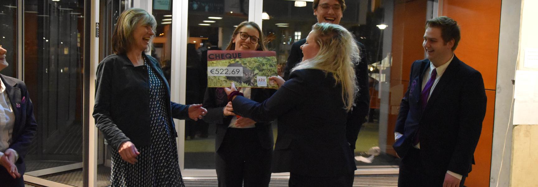 Studentenvereniging BeeVee overhandigt de cheque