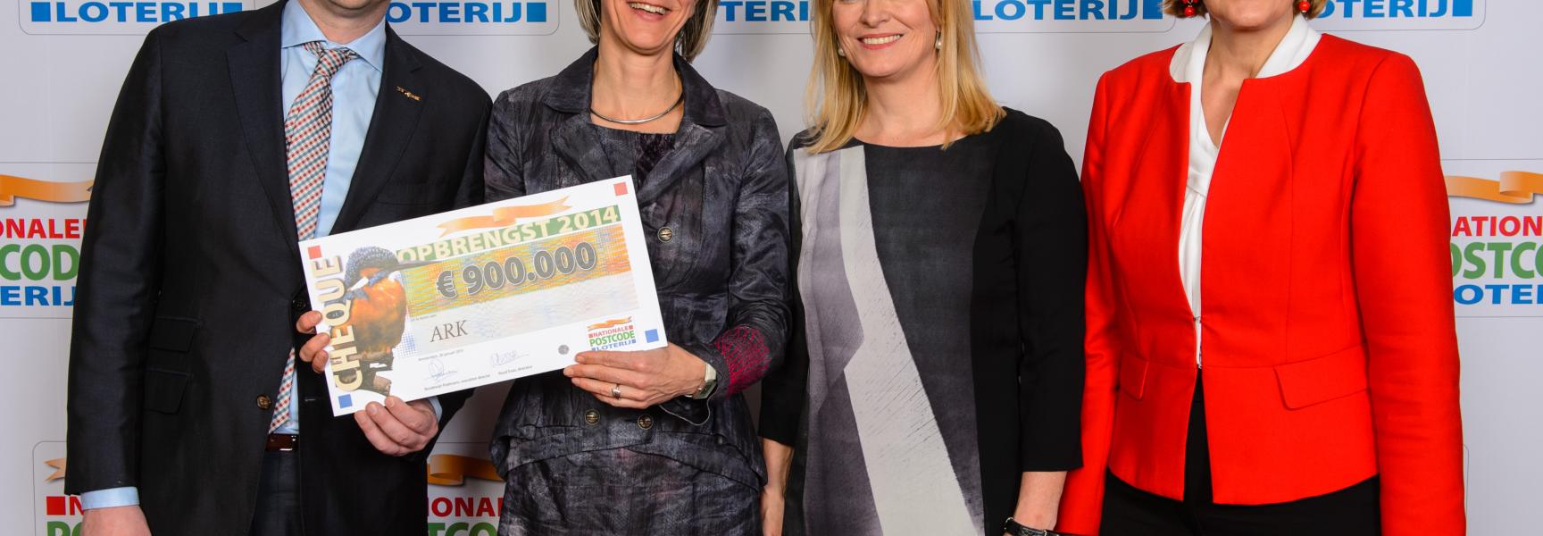 Uitreiking cheque ARK Foto Roy Beusker