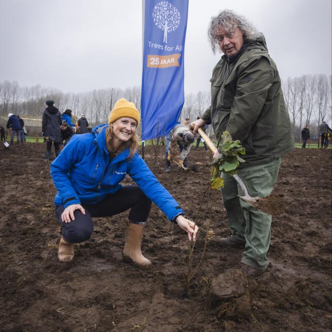 De symbolische aanplant van de 400.000ste boom door Marieke Romano namens Trees for All en Ger van den Oetelaar