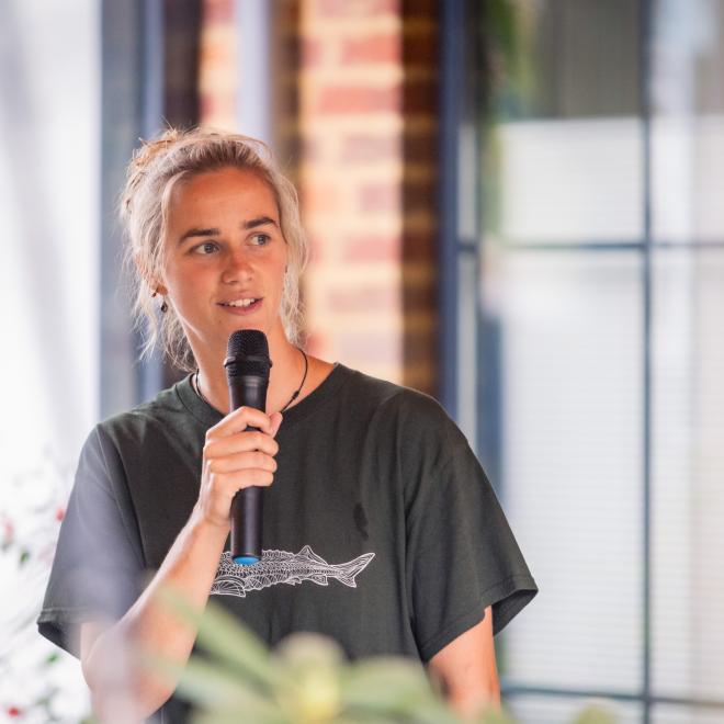 Lucy Dötig aan de slag met rewilding in de Ooijse Graaf