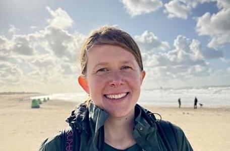 Roos Bol poserend op het strand op een zonnige dag.