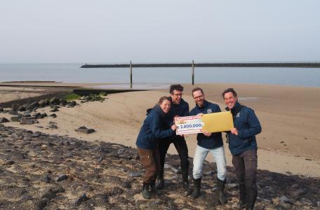 Noordzeeteam van ARK met cheque Postcode Loterij