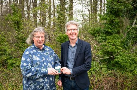 Ger ontvangt de Brabants Landschapspenning uit handen van directeur Joris Hogenboom 