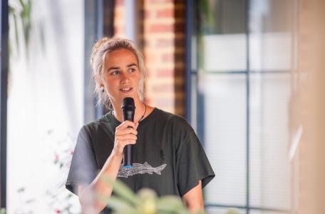 Lucy Dötig aan de slag met rewilding in de Ooijse Graaf