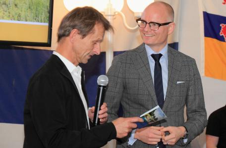 Jos Rademakers (L), directeur ARK Natuurontwikkeling, overhandigt eerste exemplaar van ‘Wild, weerbaar en waterveilig’ aan gedeputeerde Hubert Mackus. – foto: Ruud van Nooijen
